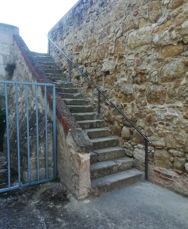 Foto 2 - Colocado un pasamanos en las escaleras que conectan la muralla con la Puerta de San Vicente  