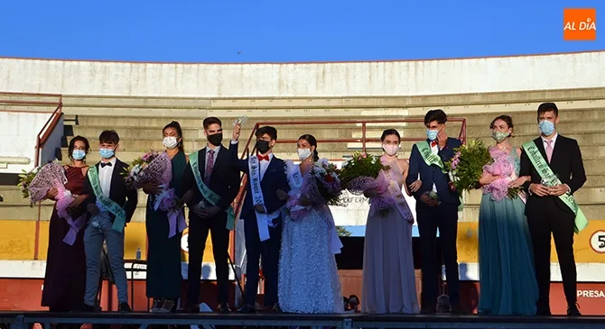 La plaza de toros acogía la proclamación de la corte de las fiestas de San Roque en Macotera
