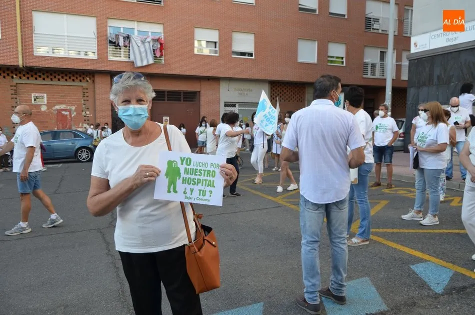 Foto 8 - Unas 350 personas participan en la Marcha Blanca convocada por el equipo de Gobierno de B&eacute;jar