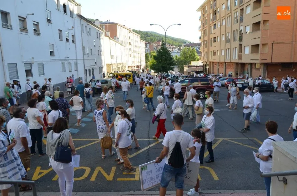 Foto 7 - Unas 350 personas participan en la Marcha Blanca convocada por el equipo de Gobierno de B&eacute;jar