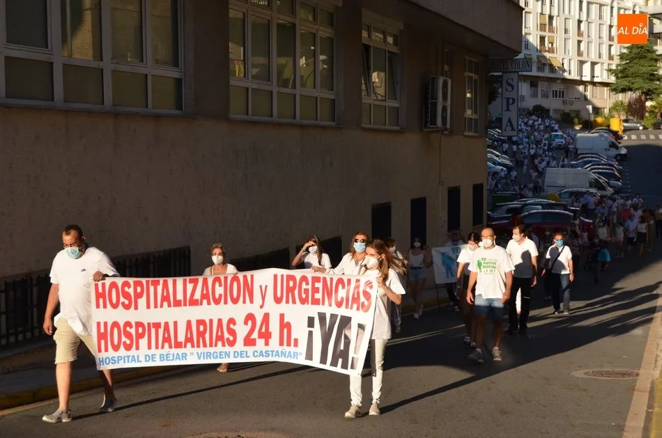 Foto 6 - Unas 350 personas participan en la Marcha Blanca convocada por el equipo de Gobierno de B&eacute;jar