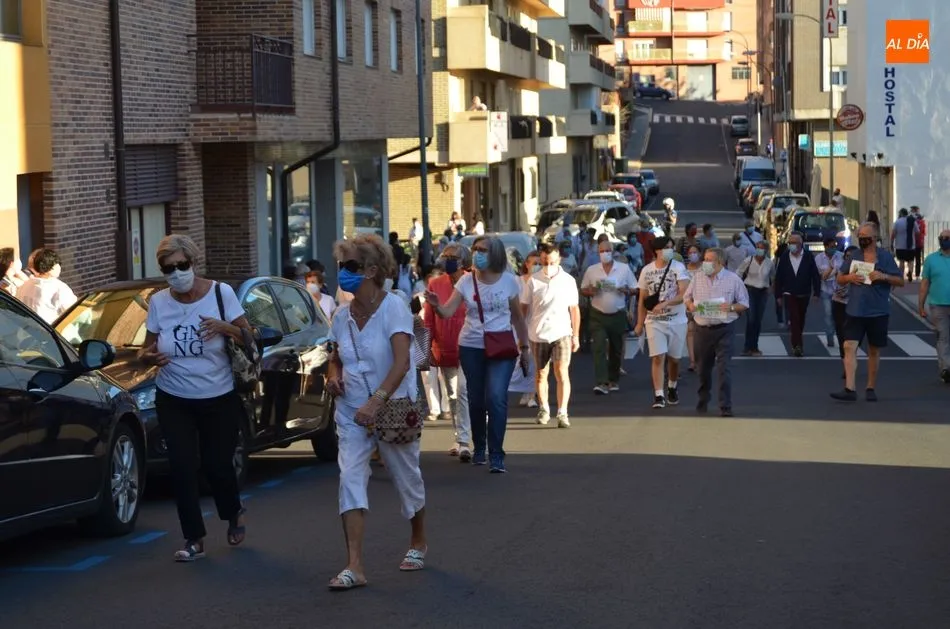 Foto 4 - Unas 350 personas participan en la Marcha Blanca convocada por el equipo de Gobierno de B&eacute;jar