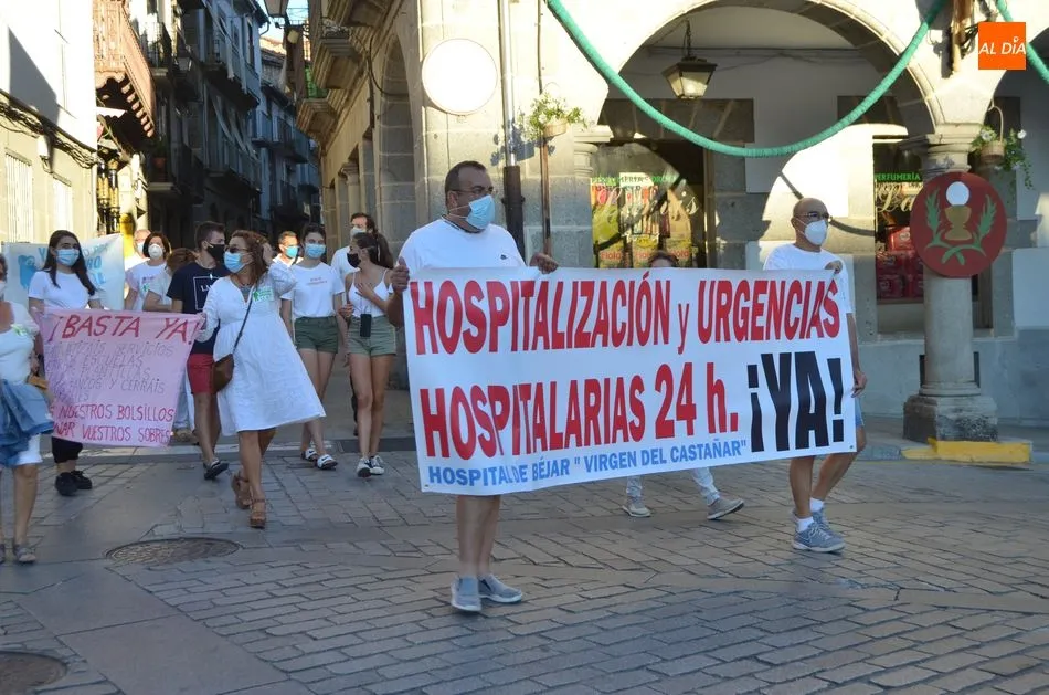 Foto 3 - Unas 350 personas participan en la Marcha Blanca convocada por el equipo de Gobierno de B&eacute;jar
