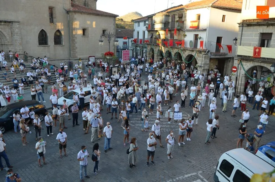 Foto 5 - Unas 350 personas participan en la Marcha Blanca convocada por el equipo de Gobierno de B&eacute;jar