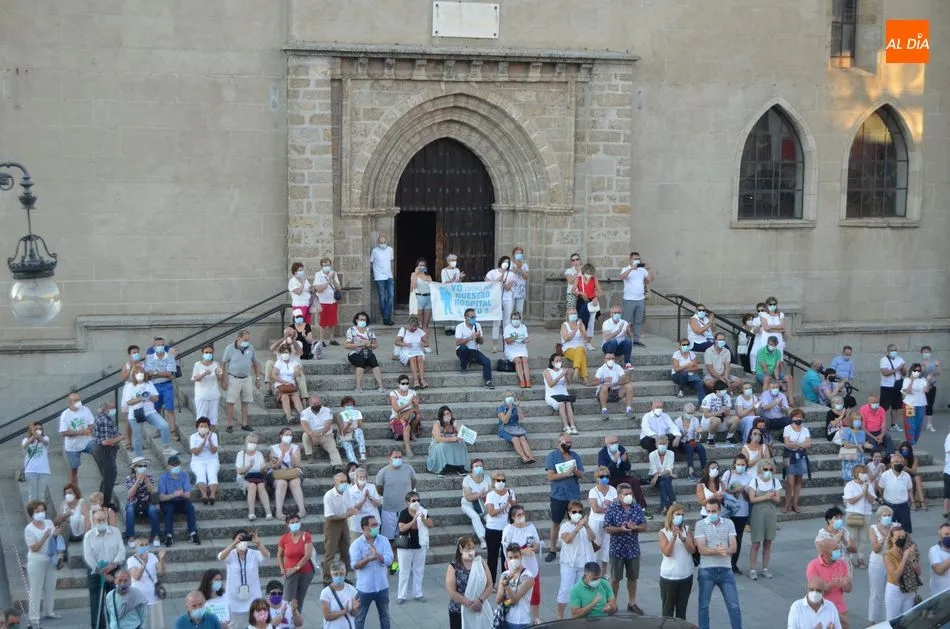 Foto 2 - Unas 350 personas participan en la Marcha Blanca convocada por el equipo de Gobierno de B&eacute;jar