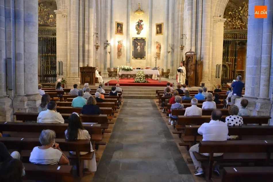 Foto 6 - Pr&aacute;cticamente lleno en la Catedral para celebrar la festividad de su patrona  