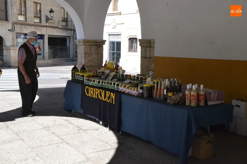 Foto 11 - El mercadillo sabatino se despliega pese a ser festivo en una ma&ntilde;ana de buen ambiente  
