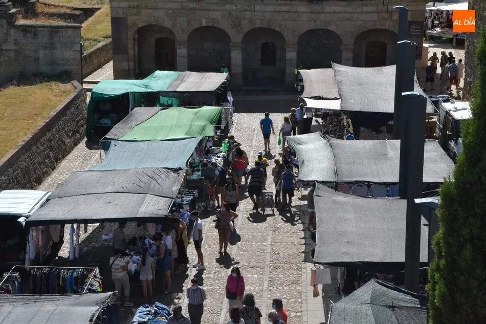 Foto 7 - El mercadillo sabatino se despliega pese a ser festivo en una ma&ntilde;ana de buen ambiente  