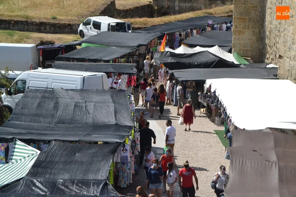 Foto 5 - El mercadillo sabatino se despliega pese a ser festivo en una ma&ntilde;ana de buen ambiente  