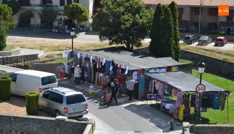Foto 4 - El mercadillo sabatino se despliega pese a ser festivo en una ma&ntilde;ana de buen ambiente  