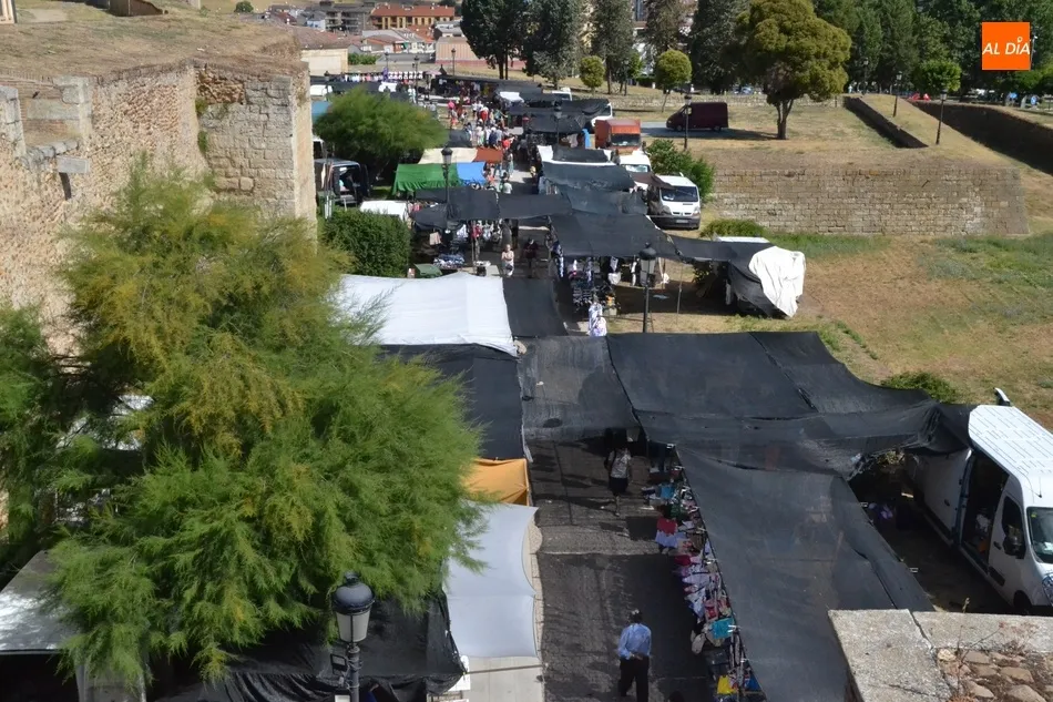 Foto 3 - El mercadillo sabatino se despliega pese a ser festivo en una ma&ntilde;ana de buen ambiente  