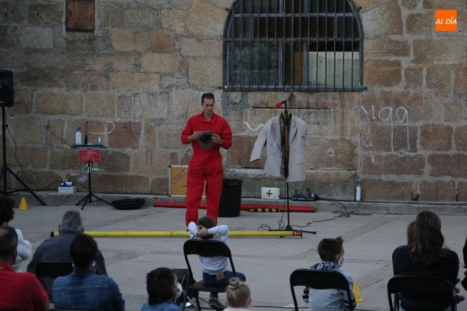 Foto 11 - Peque&ntilde;os y mayores se divierten en Saucelle con un circo muy activo  