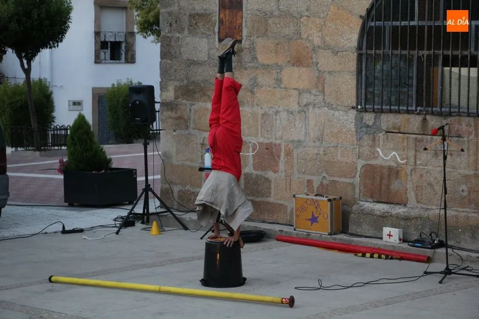 Foto 10 - Peque&ntilde;os y mayores se divierten en Saucelle con un circo muy activo  