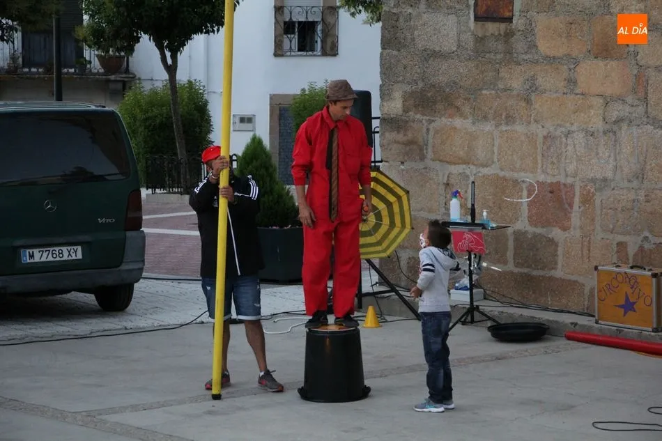 Foto 9 - Peque&ntilde;os y mayores se divierten en Saucelle con un circo muy activo  