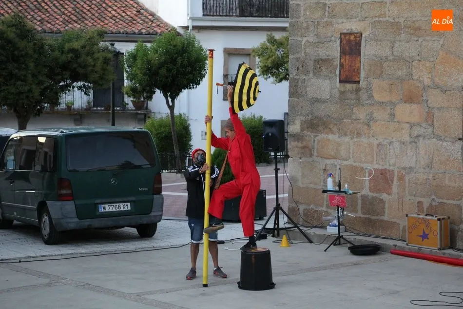 Foto 7 - Peque&ntilde;os y mayores se divierten en Saucelle con un circo muy activo  