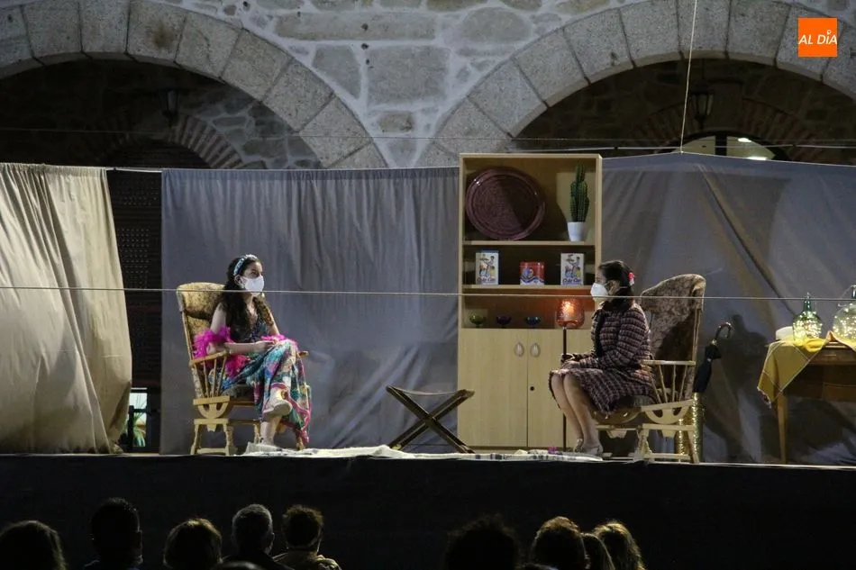 Foto 4 - El grupo local de teatro, &lsquo;El cuco sonriente&rsquo;, llena la plaza de Villarino  
