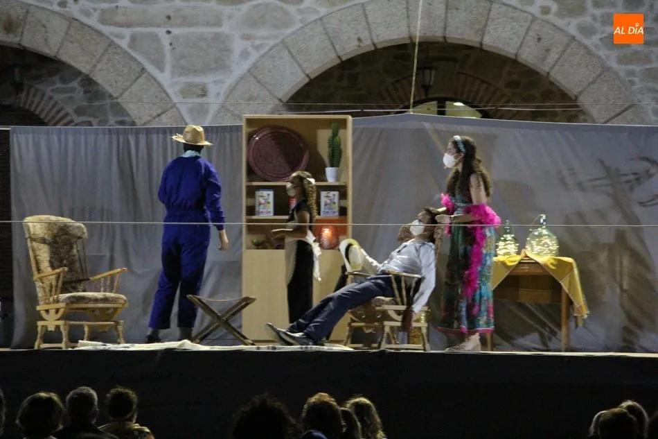 Foto 2 - El grupo local de teatro, &lsquo;El cuco sonriente&rsquo;, llena la plaza de Villarino  