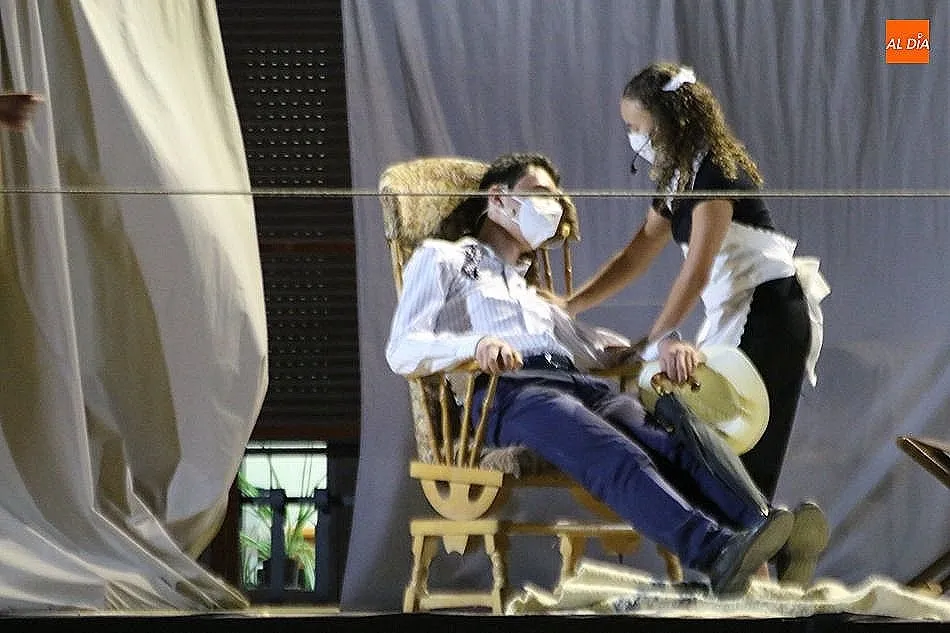 El grupo local de teatro, ‘El cuco sonriente’, llena la plaza de Villarino  