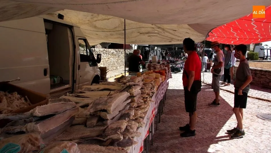En esta edición especial del mercadillo de Trabanca se pudo apreciar una menor afluencia de público de la que suele ser habitual
