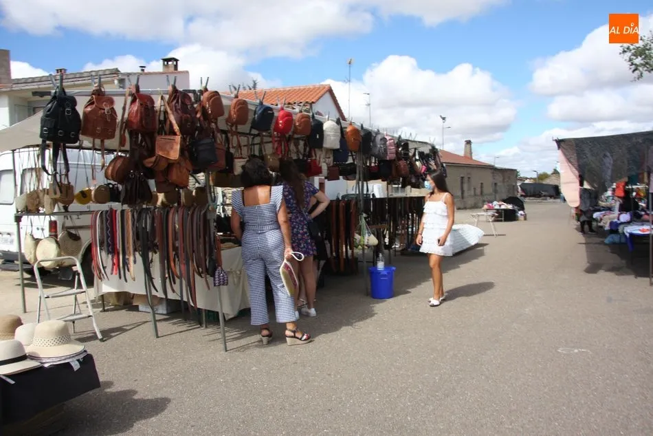 Foto 11 - Buena afluencia de p&uacute;blico en la edici&oacute;n especial del mercadillo de Trabanca  