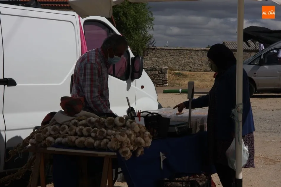 Foto 9 - Buena afluencia de p&uacute;blico en la edici&oacute;n especial del mercadillo de Trabanca  