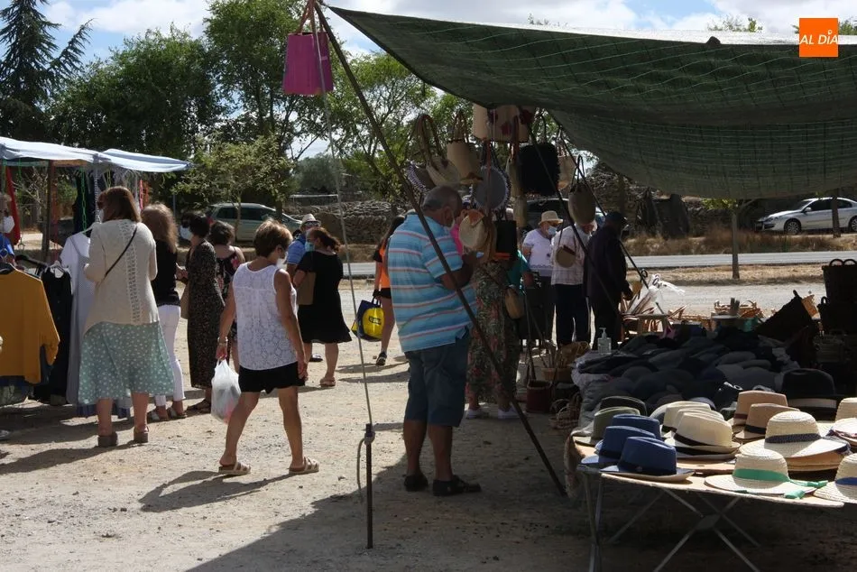Foto 8 - Buena afluencia de p&uacute;blico en la edici&oacute;n especial del mercadillo de Trabanca  
