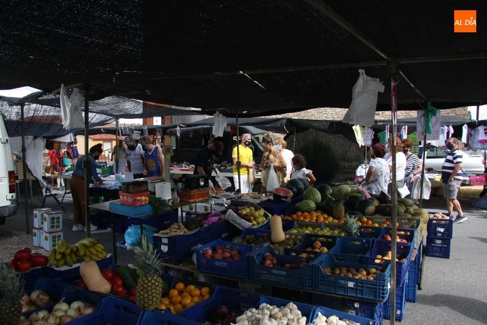 Foto 5 - Buena afluencia de p&uacute;blico en la edici&oacute;n especial del mercadillo de Trabanca  