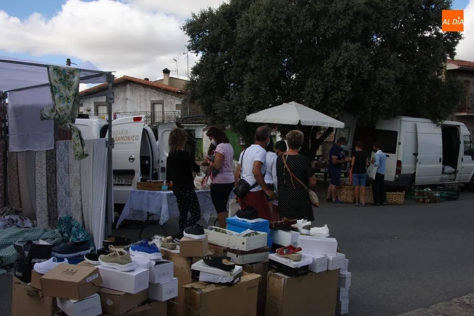 Foto 4 - Buena afluencia de p&uacute;blico en la edici&oacute;n especial del mercadillo de Trabanca  