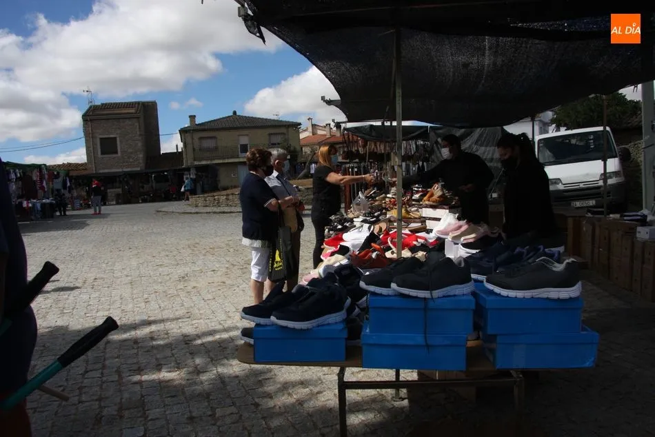 Foto 3 - Buena afluencia de p&uacute;blico en la edici&oacute;n especial del mercadillo de Trabanca  