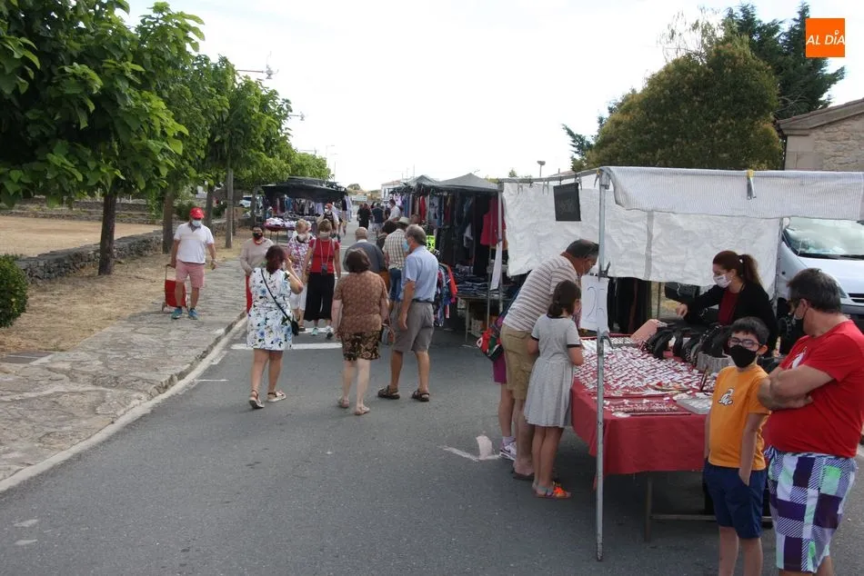 Foto 2 - Buena afluencia de p&uacute;blico en la edici&oacute;n especial del mercadillo de Trabanca  