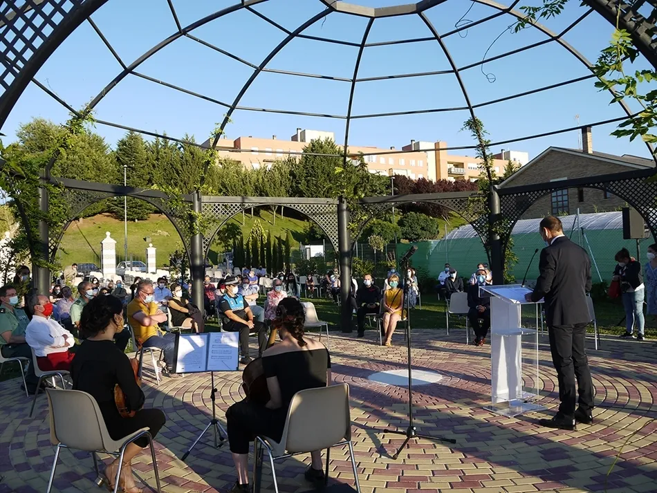Foto 6 - Carbajosa rinde homenaje a las v&iacute;ctimas y heroes de la pandemia del Covid-19