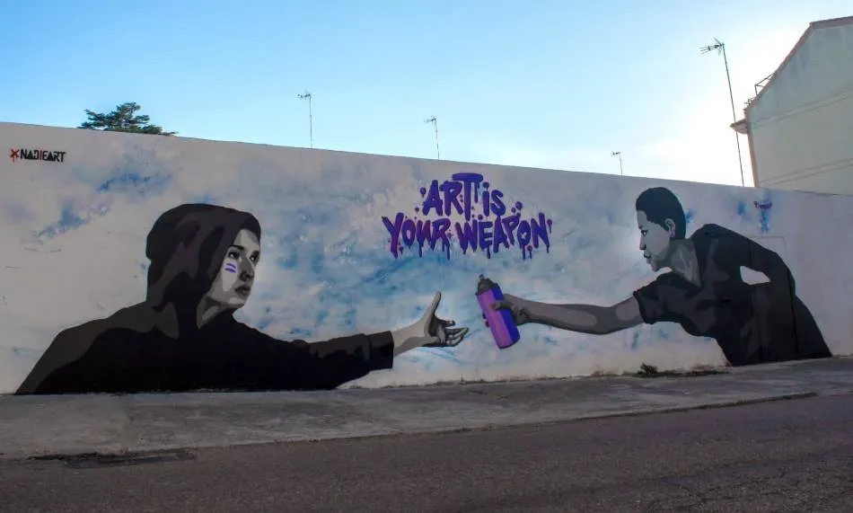 Foto 3 - La calle Mateo Hern&aacute;ndez Vegas incorpora un mural de tem&aacute;tica feminista y pacifista  