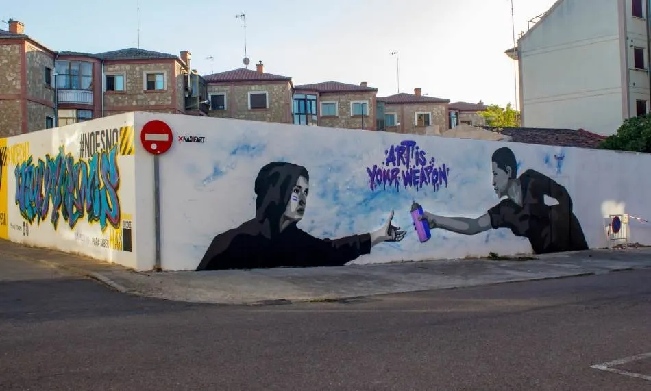 Foto 2 - La calle Mateo Hern&aacute;ndez Vegas incorpora un mural de tem&aacute;tica feminista y pacifista  