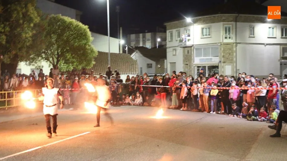 Foto 9 - Un espect&aacute;culo de fuego pone el broche a la Feria Medieval en Vitigudino  