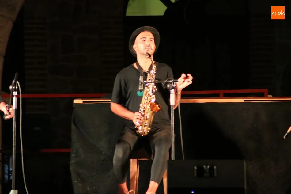 Foto 10 - Mayalde hace cantar a la Plaza de Villarino  