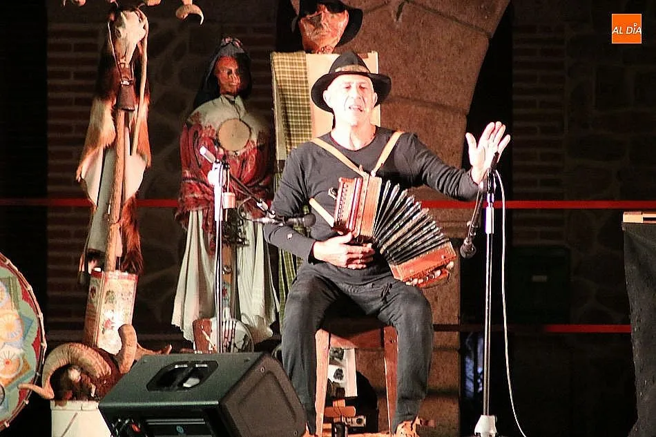 Foto 6 - Mayalde hace cantar a la Plaza de Villarino  