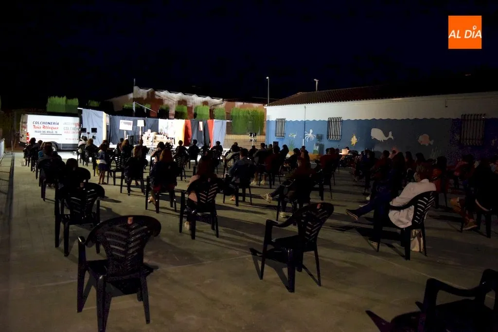 Foto 2 - Tr&eacute;bol Teatro Ateneo estrena con &eacute;xito &lsquo;A media luz los tres&rsquo; en Navales