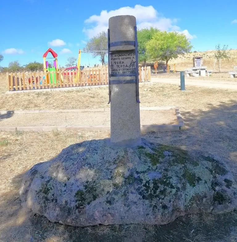 Foto 2 - Puerto Seguro instala un monumento en homenaje a la revista Pe&ntilde;a Rota  