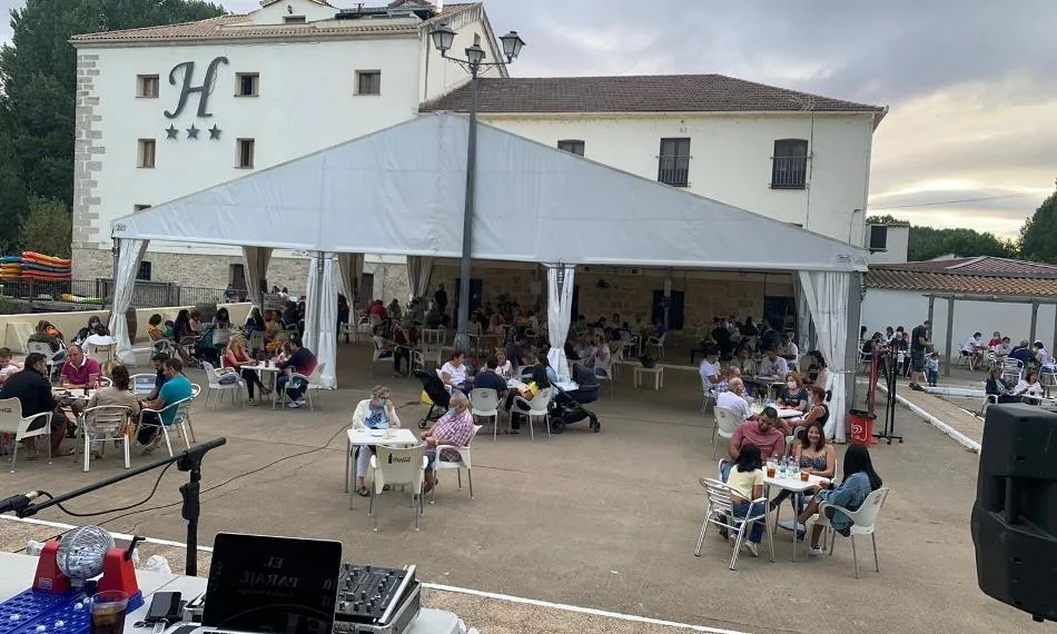 Foto 4 - El Paraje juega de nuevo al bingo con todas las mesas llenas  