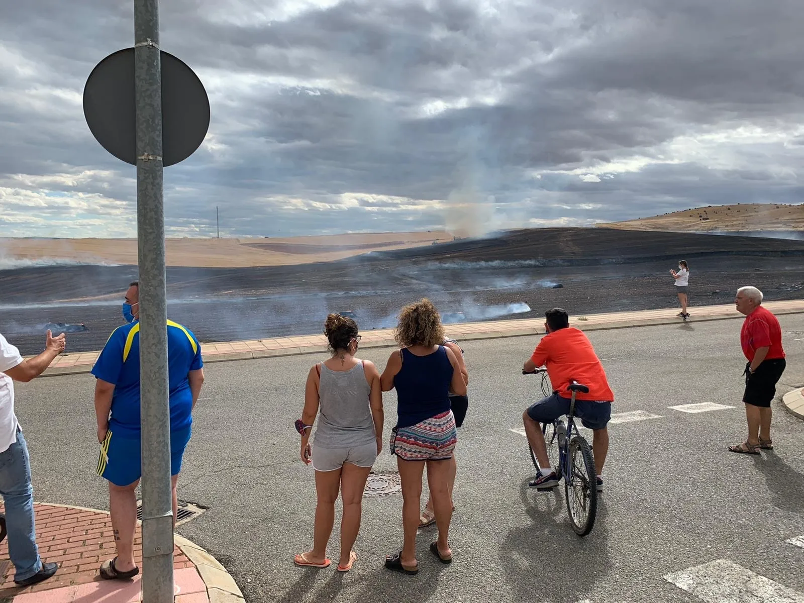 Vecinos de Aldeatejada ante parte del terreno calcinado
