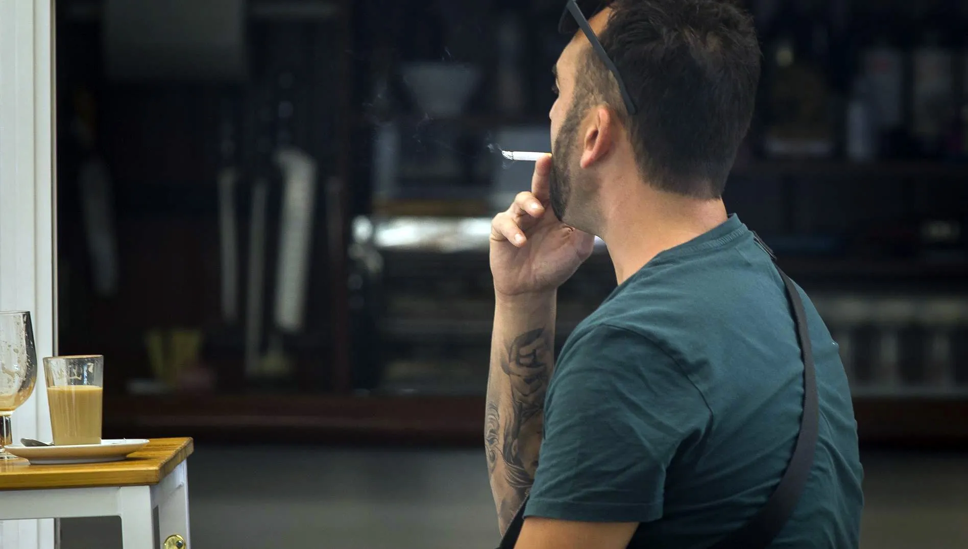 Una persona fuma en una terraza durante el primer día de la prohibición. EP