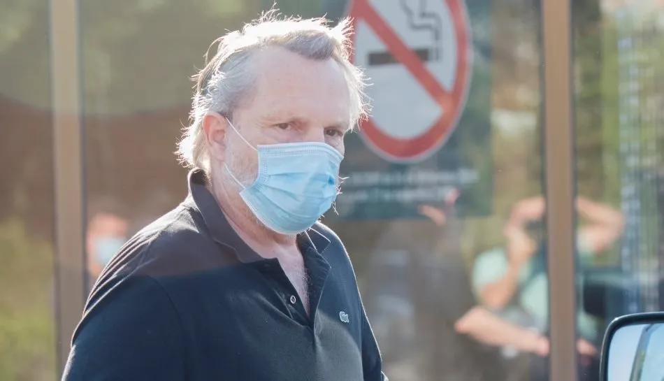 Miguel Bosé lleva la mascarilla sanitaria reglamentaria para evitar la propagación del Covid-19. Foto EP