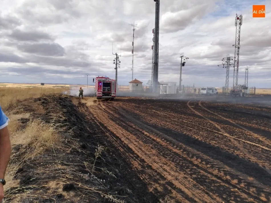 Foto 2 - Fuego en una parcela junto a los repetidores de Cantalpino  