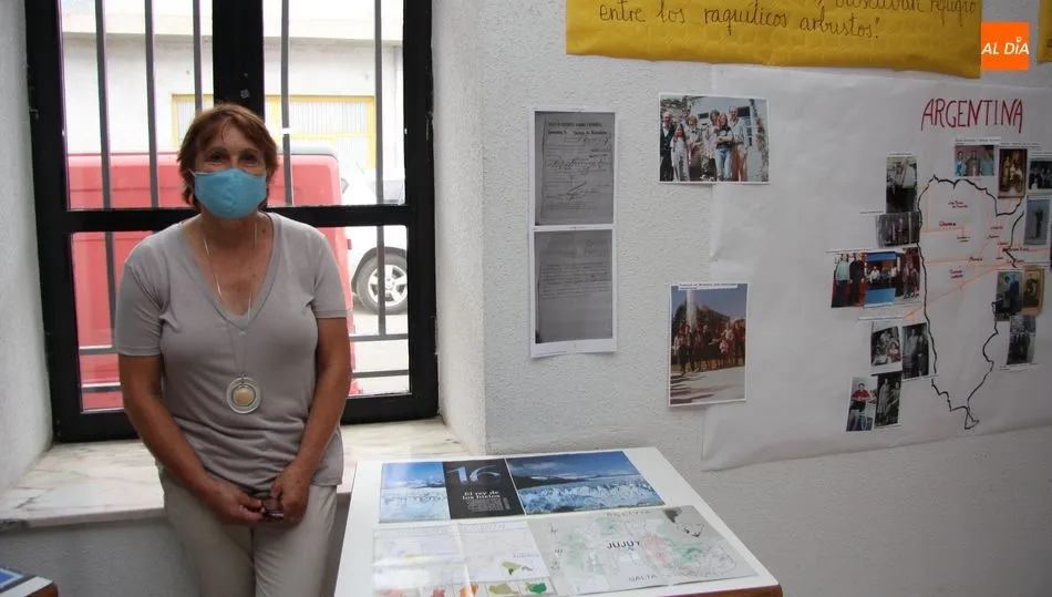 Teresa Egido junto a parte del trabajo recopilatorio realizado de la historia de decenas de masuecanos que emigraron a Argentina / CORRAL
