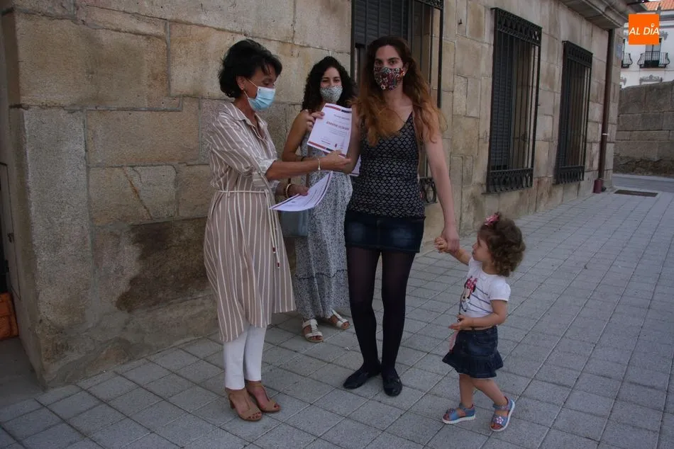 Foto 6 - Los participantes en el taller &lsquo;Descubre tu historia&rsquo; reciben su diploma  