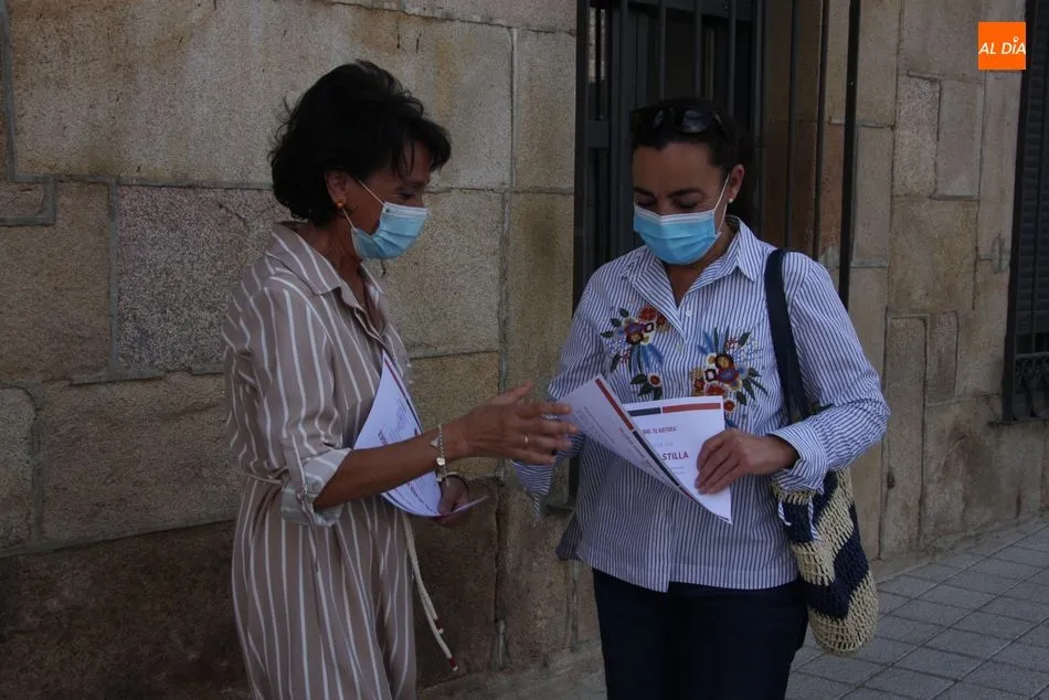 Foto 4 - Los participantes en el taller &lsquo;Descubre tu historia&rsquo; reciben su diploma  