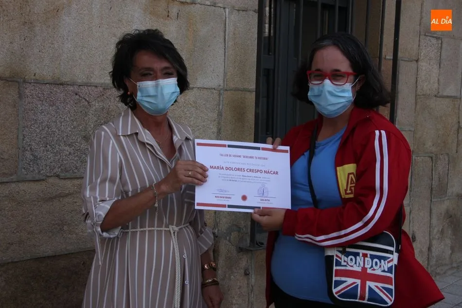 Foto 3 - Los participantes en el taller &lsquo;Descubre tu historia&rsquo; reciben su diploma  