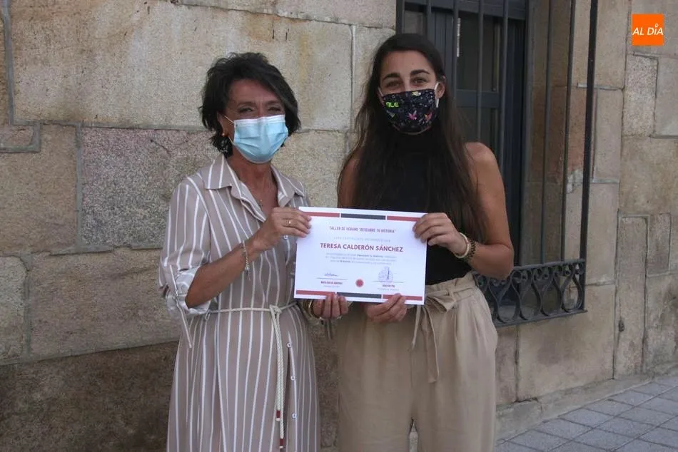 Foto 2 - Los participantes en el taller &lsquo;Descubre tu historia&rsquo; reciben su diploma  