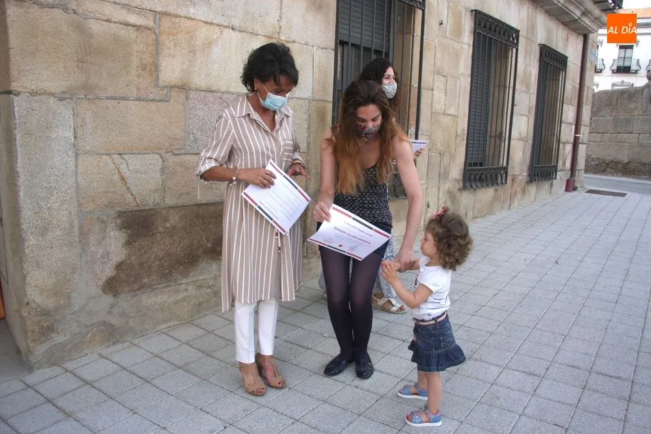 Foto 7 - Los participantes en el taller &lsquo;Descubre tu historia&rsquo; reciben su diploma  