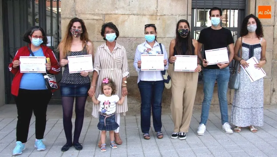 La alcaldesa Luisa de Paz hizo entrega de los diplomas a varias de las personas participantes en el taller